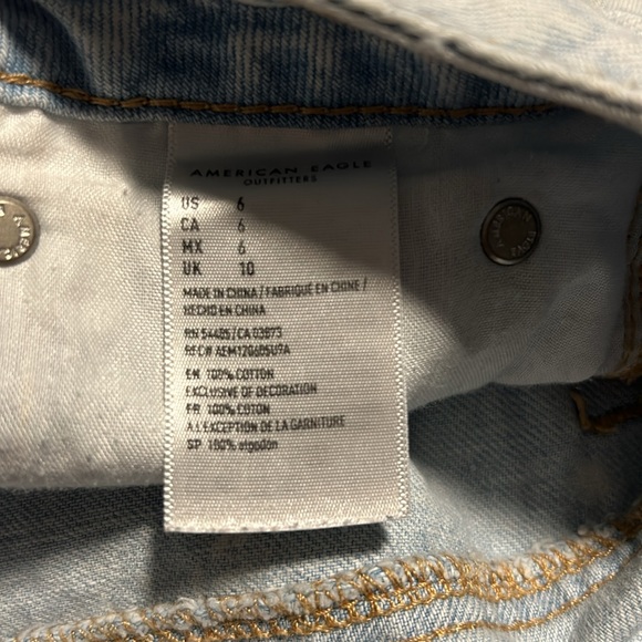 Distressed Light wash Shorts - Picture 3 of 3